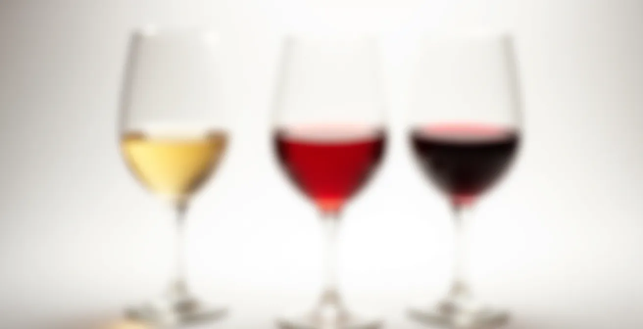 Alignement de trois verres de vin du plus clair au plus foncé illustrant l'ordre de service